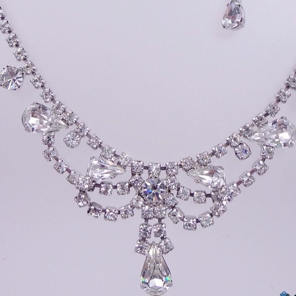 Estate vintage EUC Rhinestone festoon style.Measuring approximately 16 in drop. - Picture 1 of 7